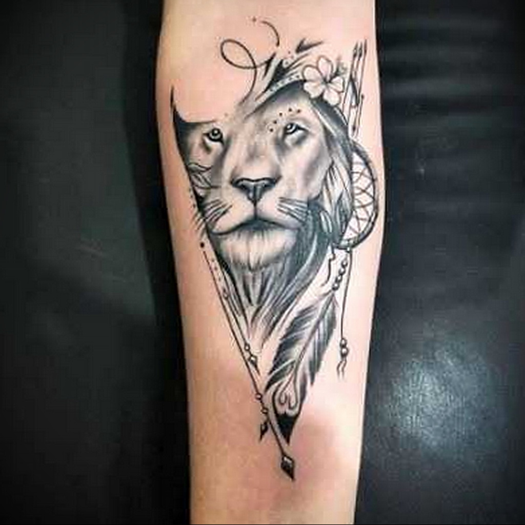Татуировка Лев на руке девушки