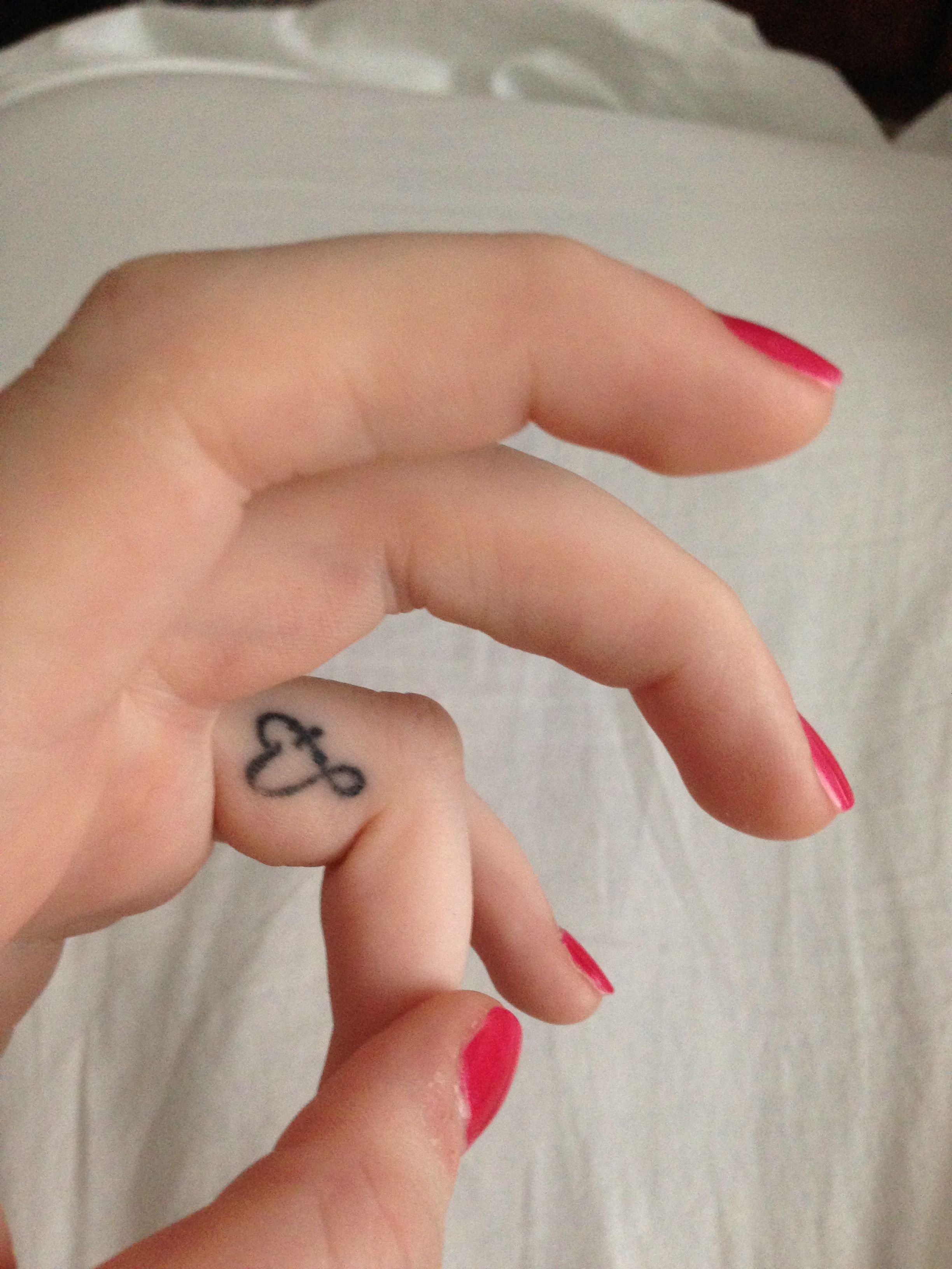 Татуировка сердечко на пальце