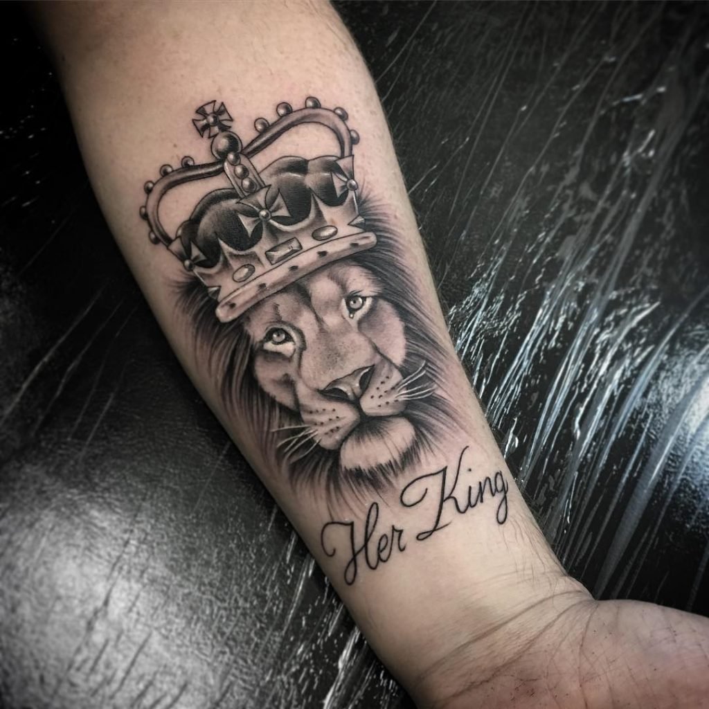 Тату Лев с короной на руке для девушек