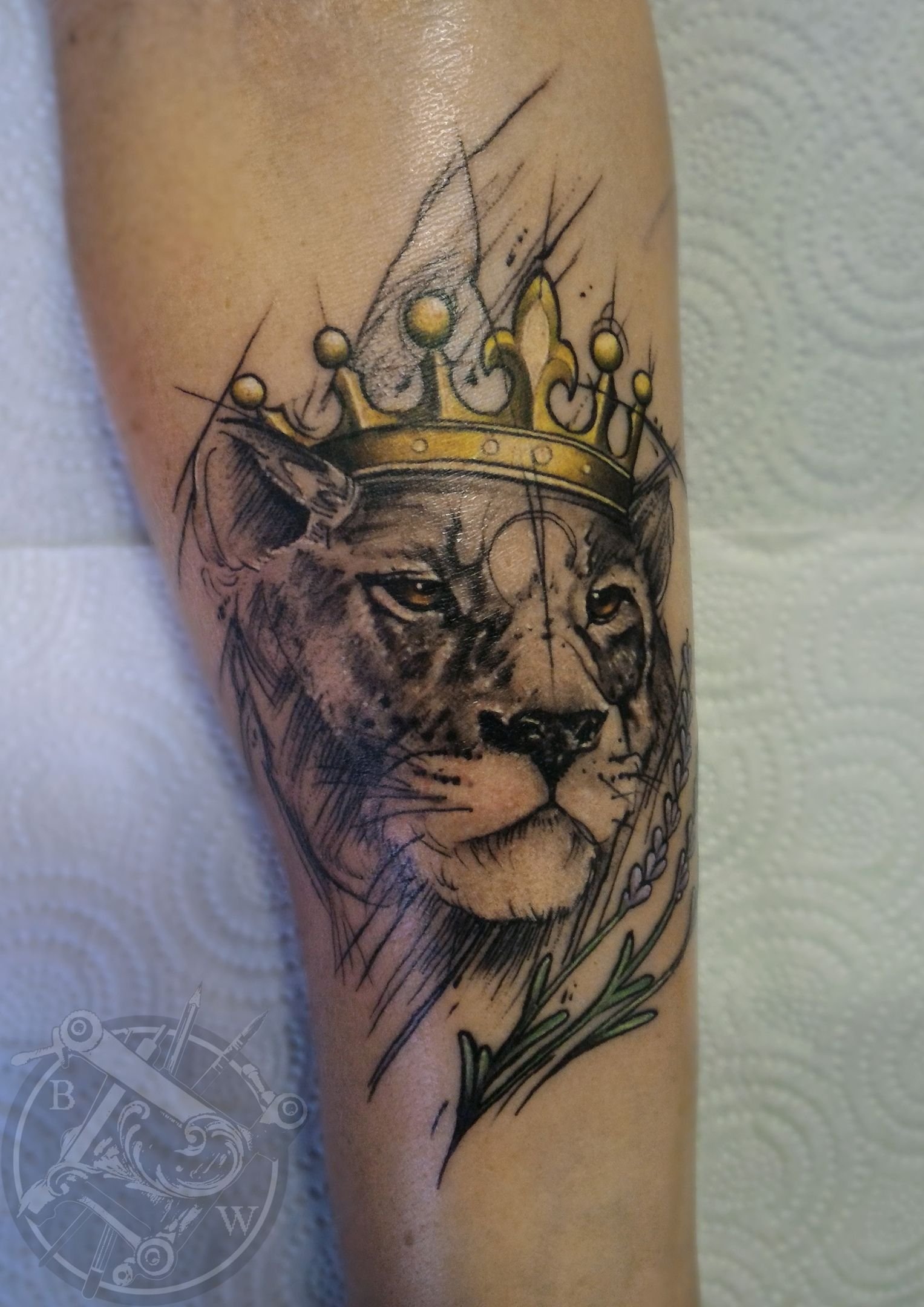 Тату львица с короной для девушек