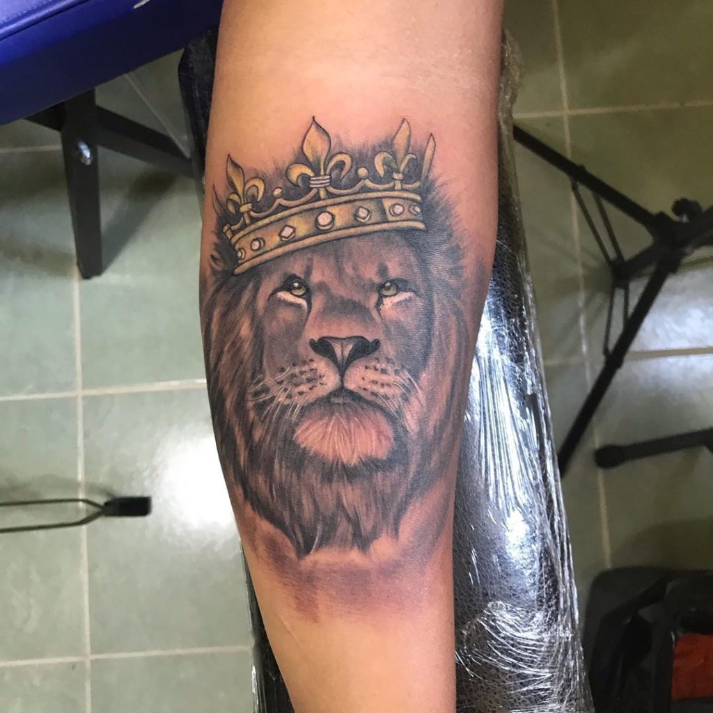 Татуировка льва на левой руке: значение, история и символика