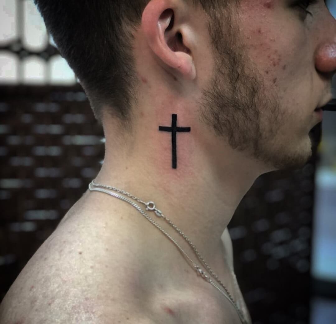 крест на шее тату фото