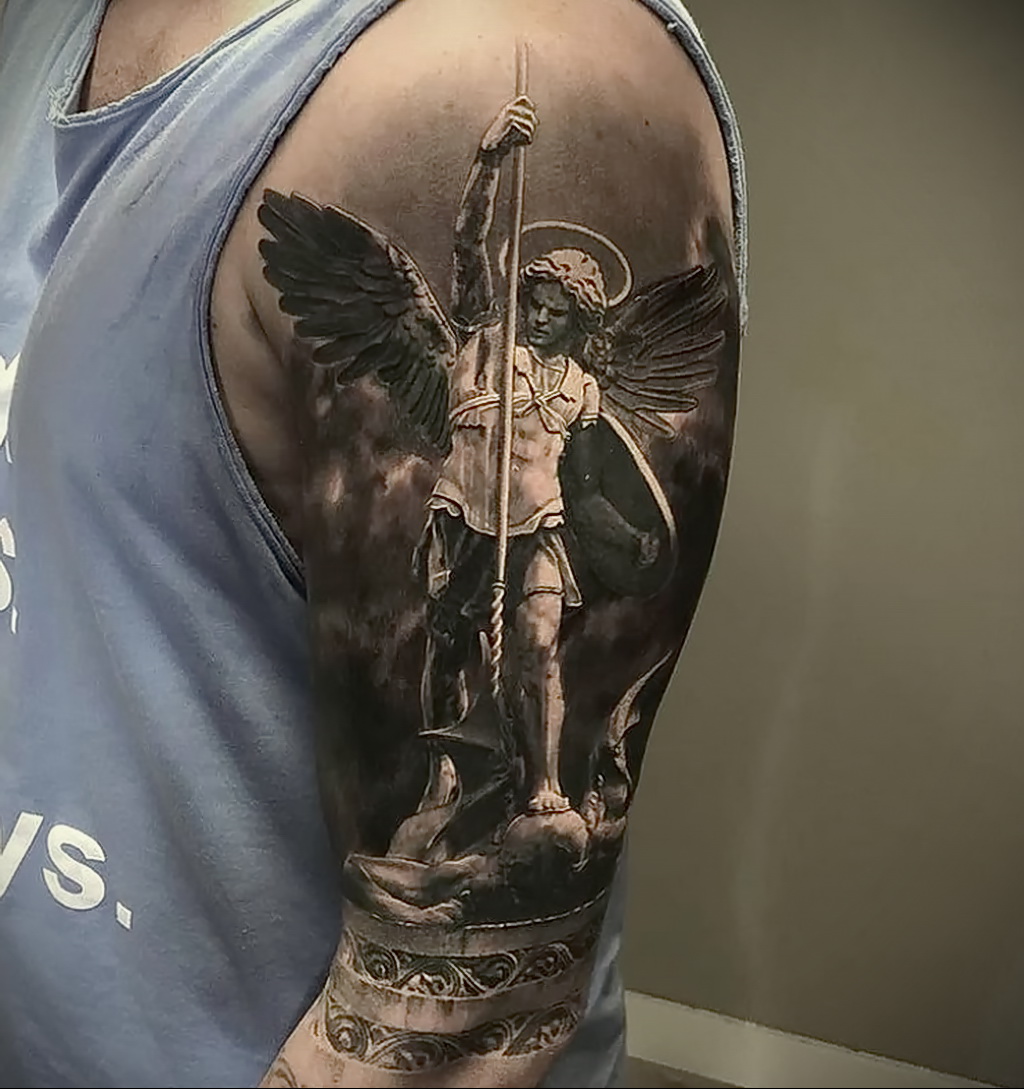 Татуировка Архангел Михаил на плече