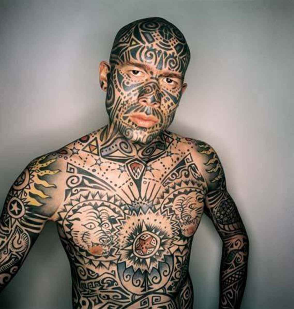 Много татуированных людей