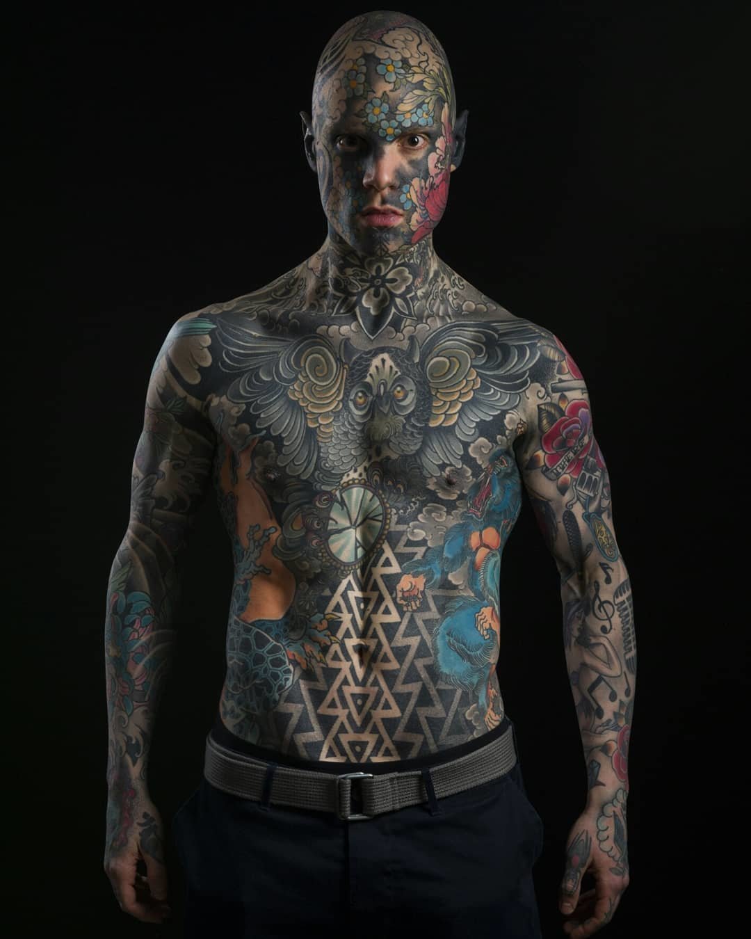 Полностью татуированный человек