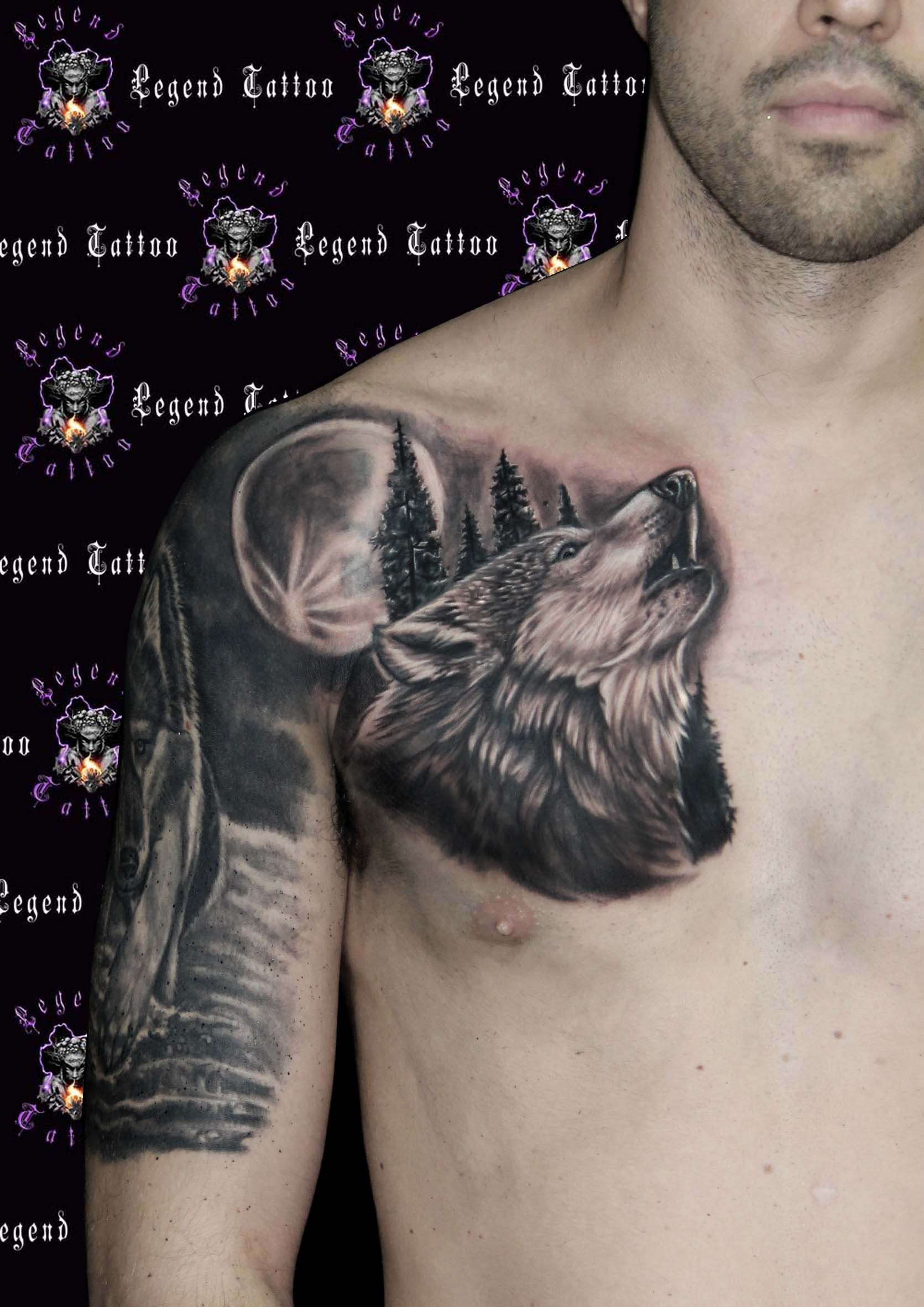 Татуировка волка на груди