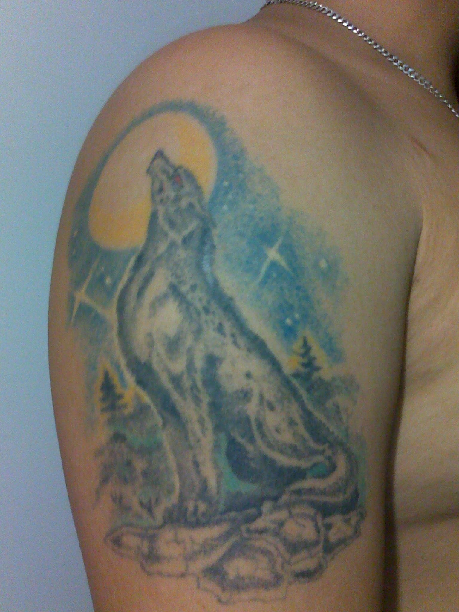 Волк проглатывает луну тату