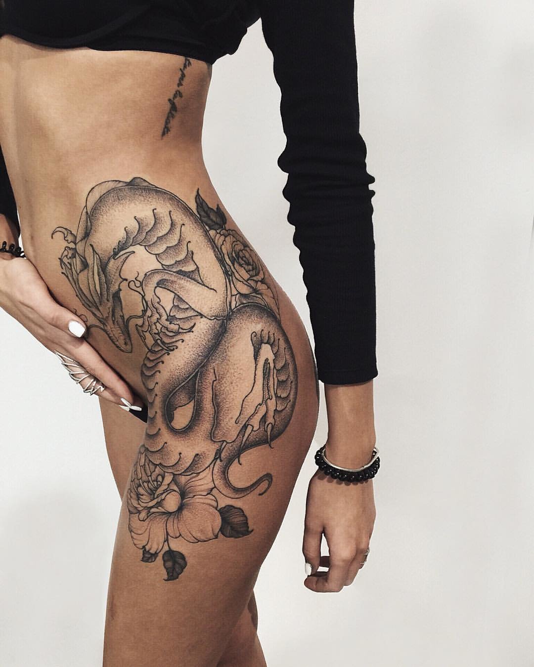 Татуировки для девушек на боку (103 фото) 