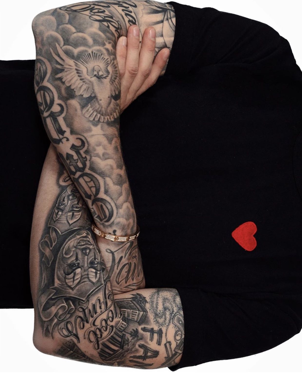 Кто знает что означает у Егора Крида татуировка на правой руке?