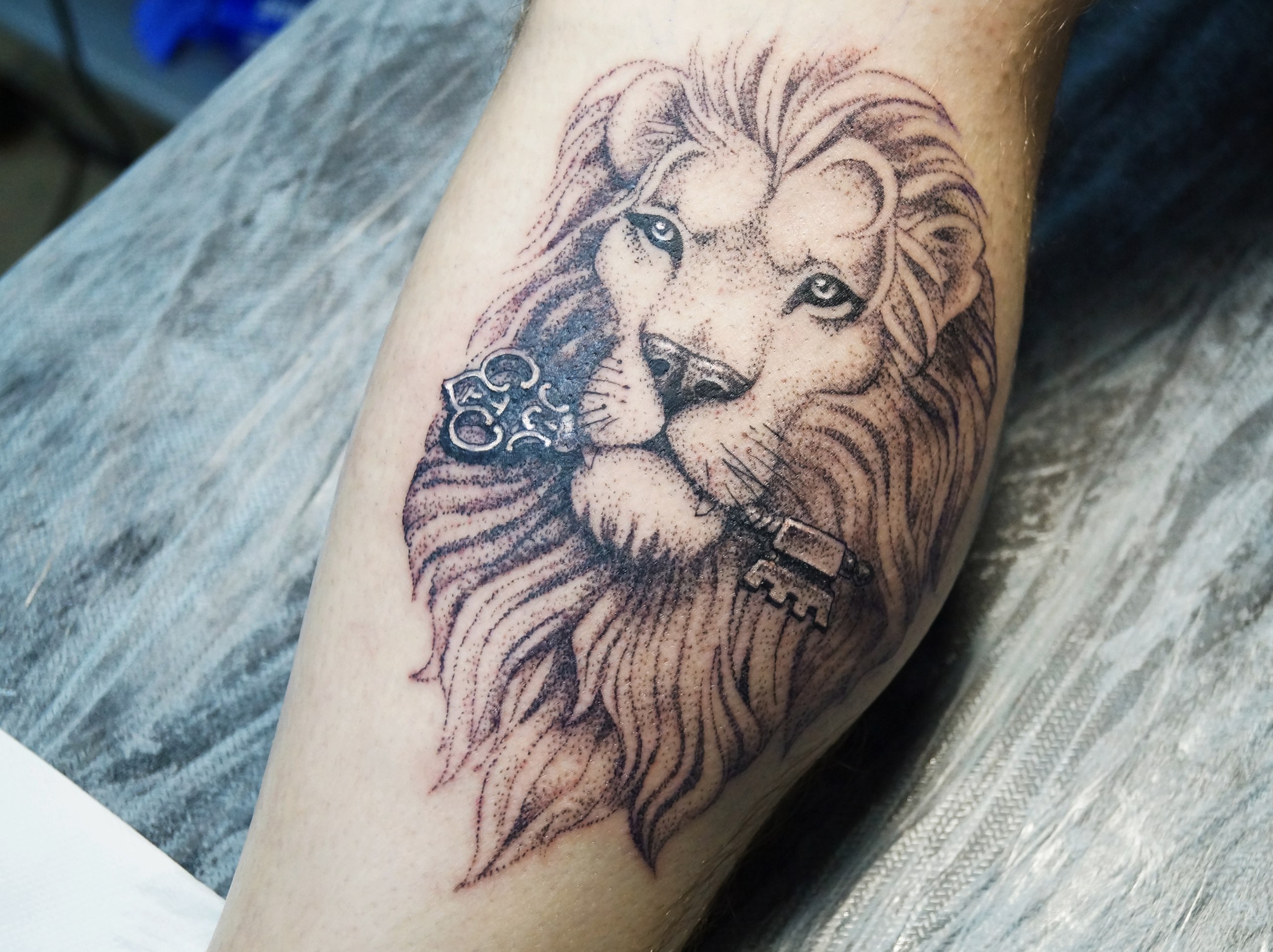 Татуировка Лев для девушки