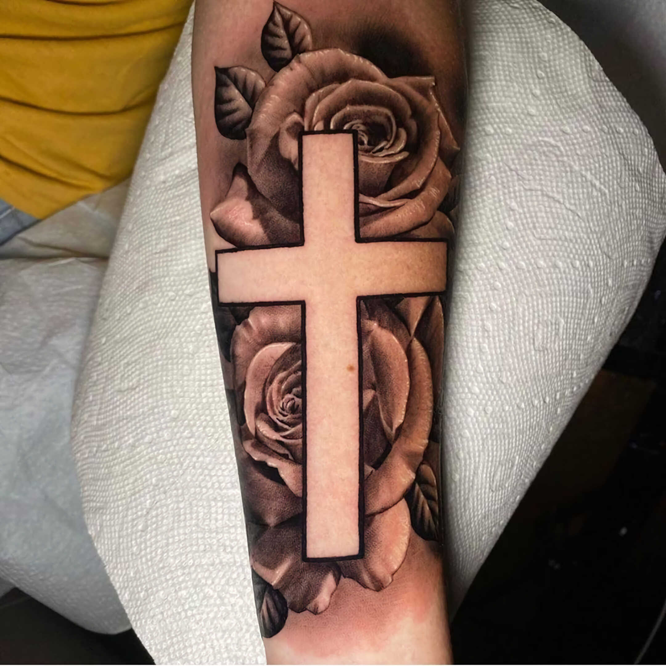 Тату розы с крестом на руке