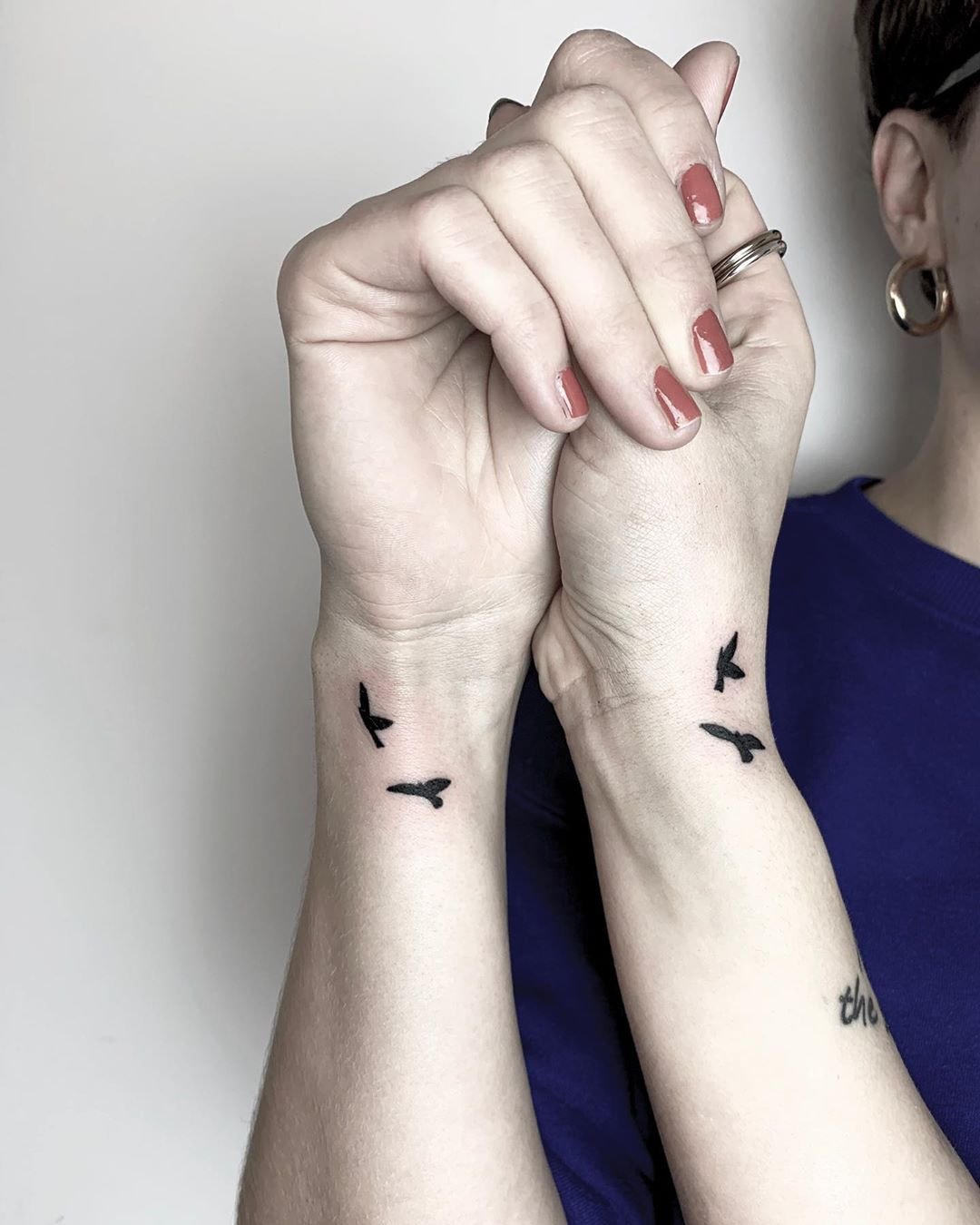 Татуировка птицы на кистях, запястьях и пальцах