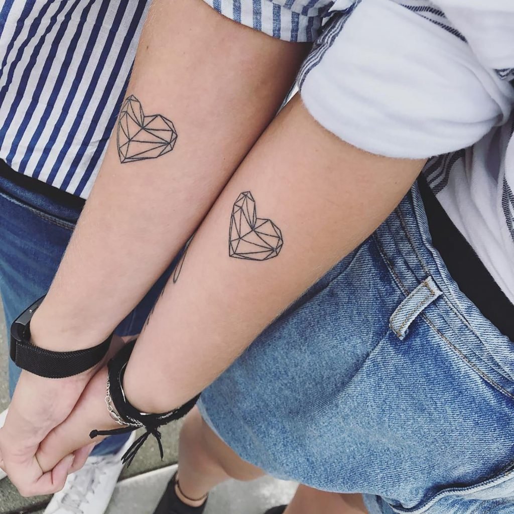 Парные татуировки для подруг - неординарный способ отметить годовщину знакомства!
