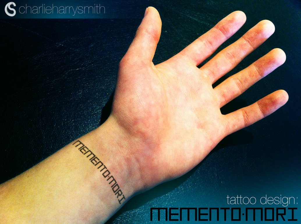 Татуировка Memento Mori на руке
