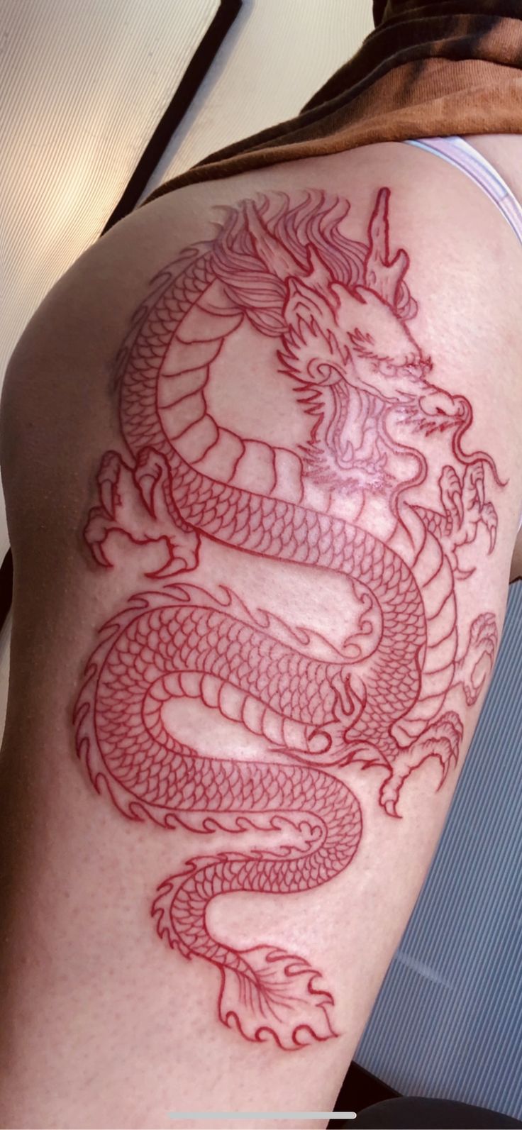 Японский дракон тату на бедре