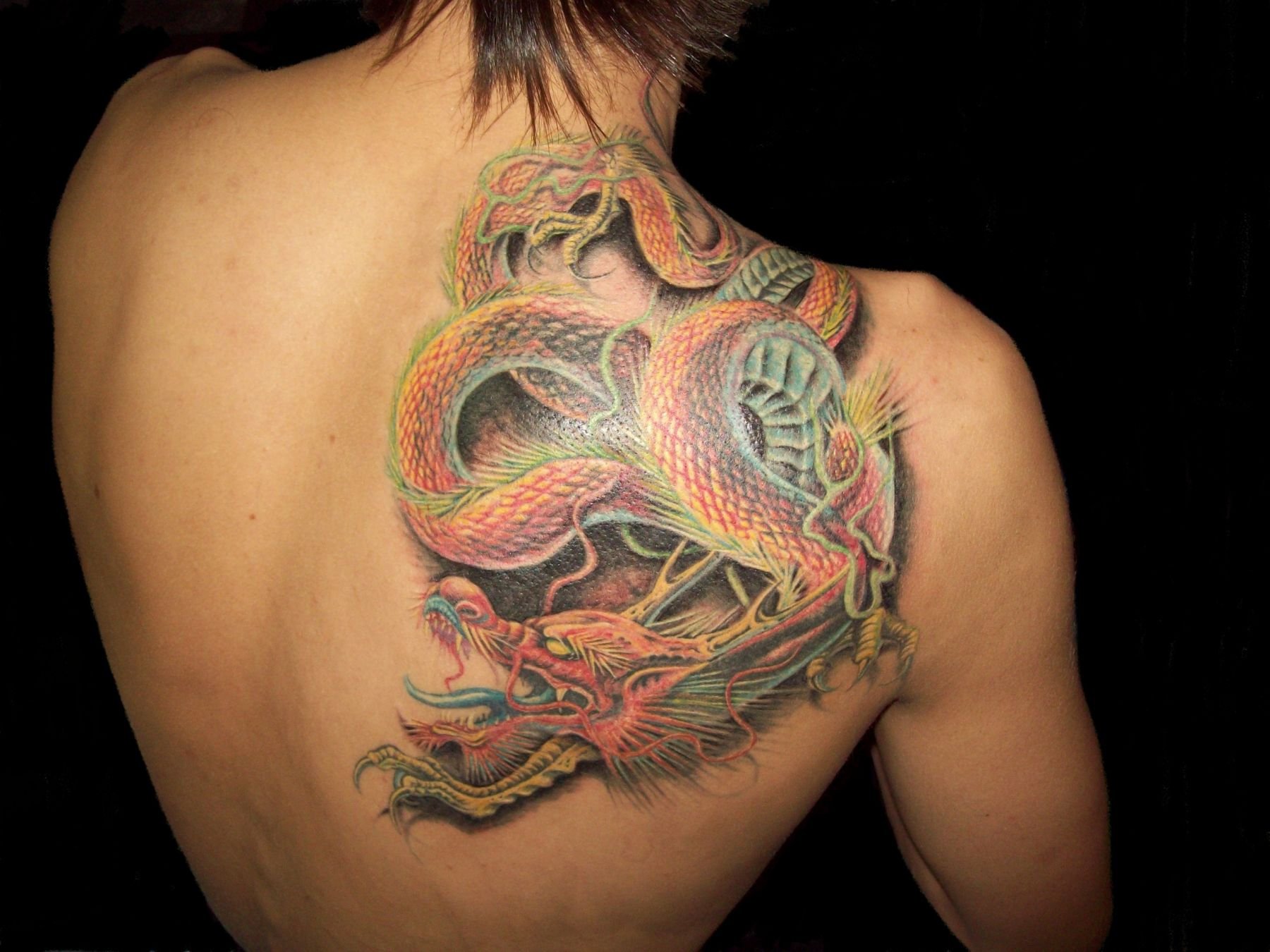 Китайский дракон тату на шее