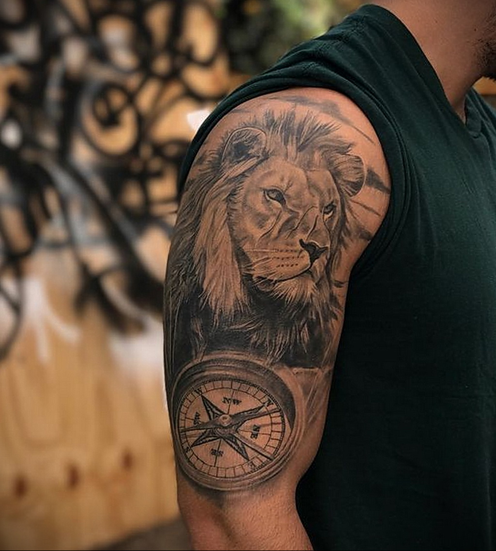 фото льва на плече
