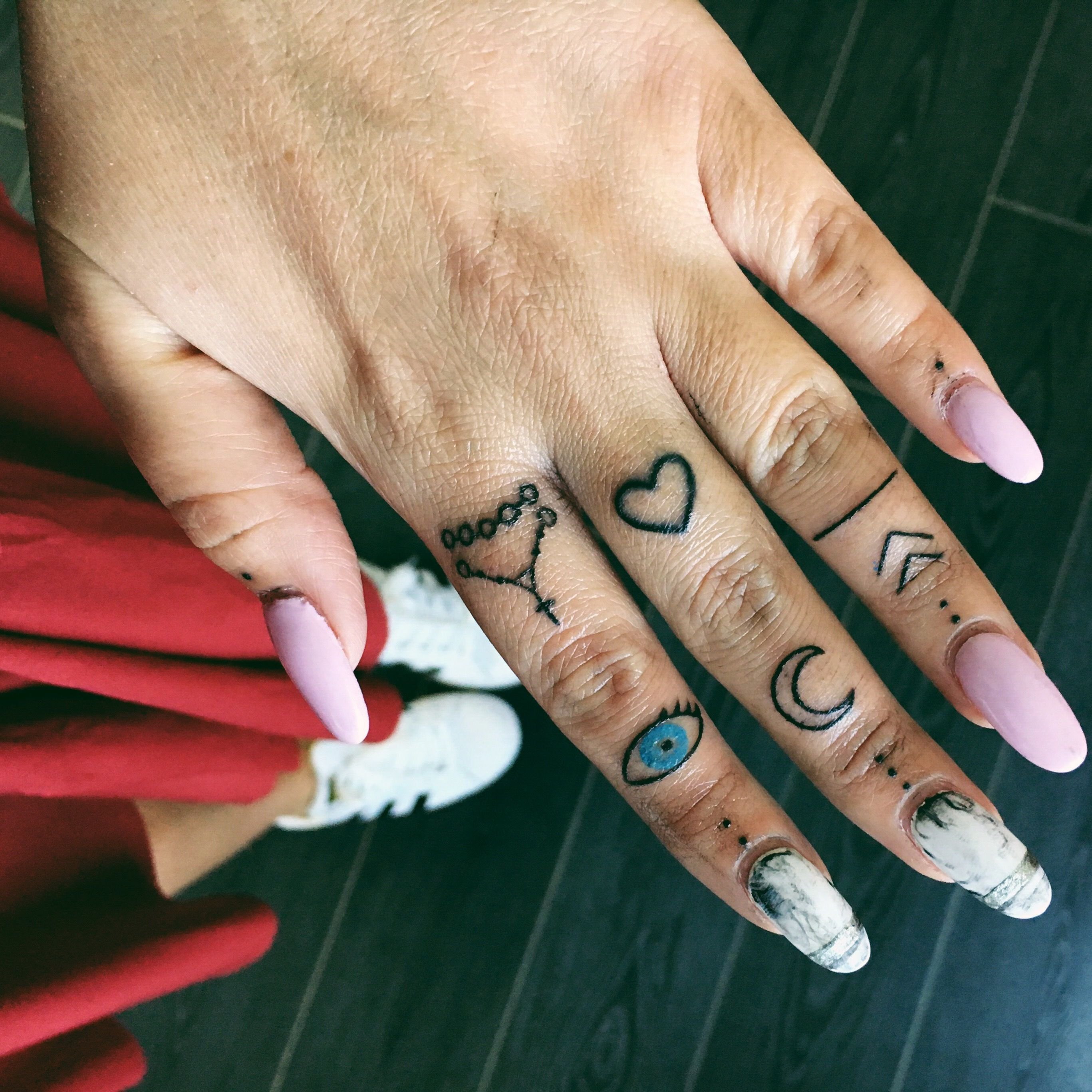 Татуировки на пальцах женские