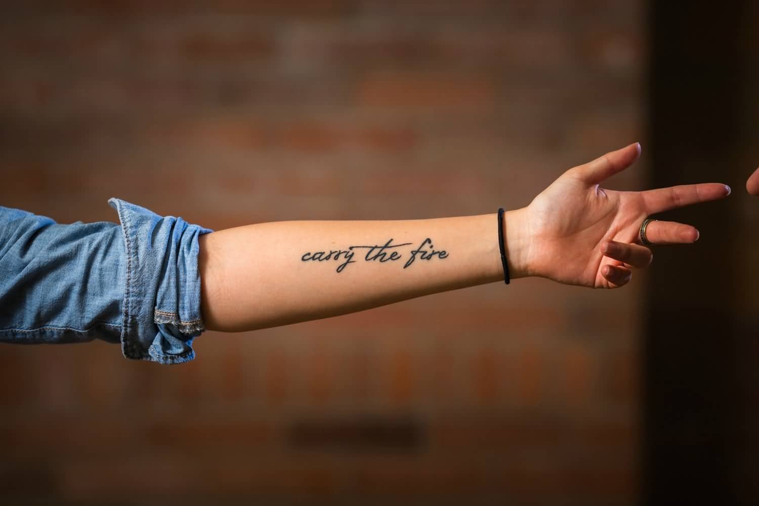 Татуировки для мужчин на руке небольшие надписи