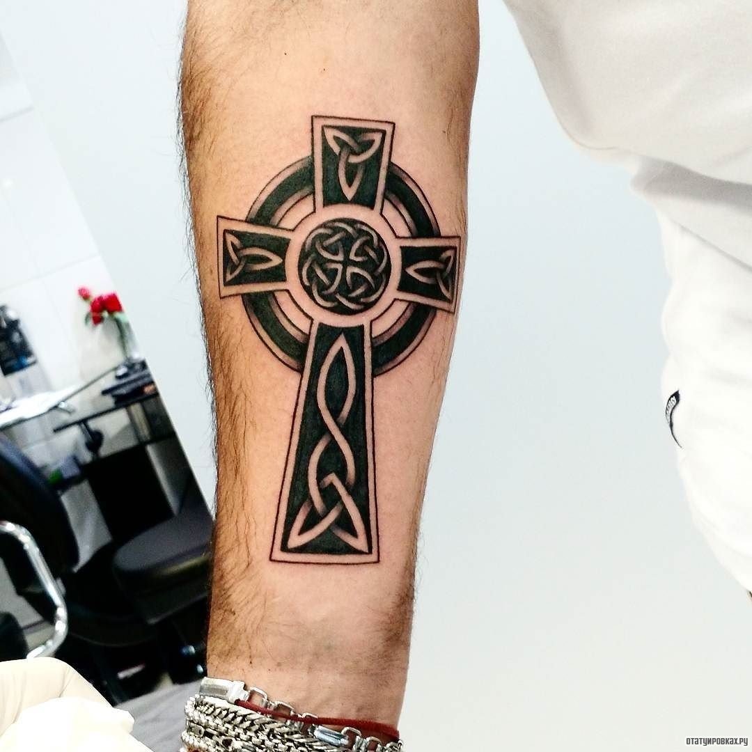 Татуировка Кельтский крест на предплечье