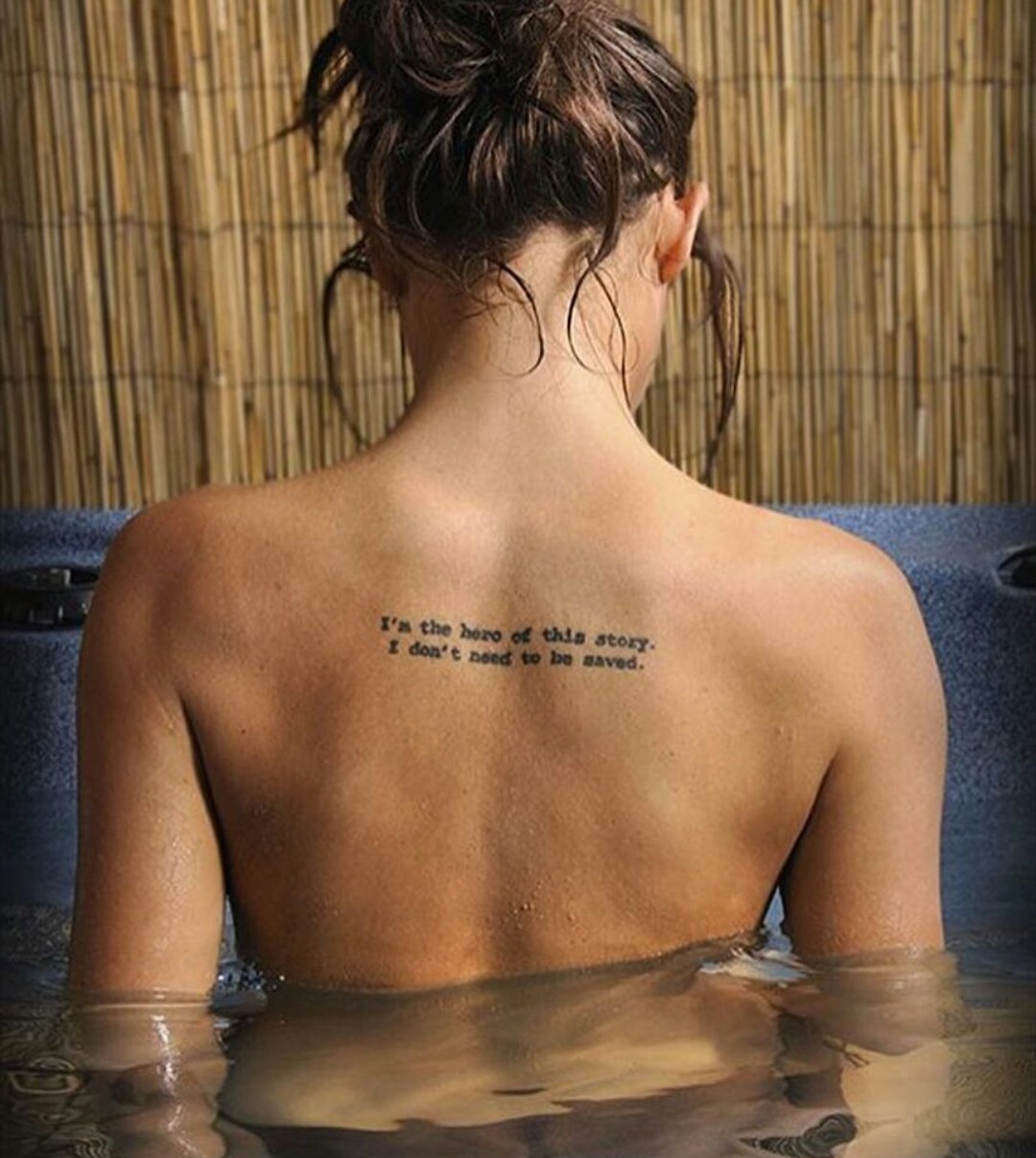 татуировка на спине у девушки надпись