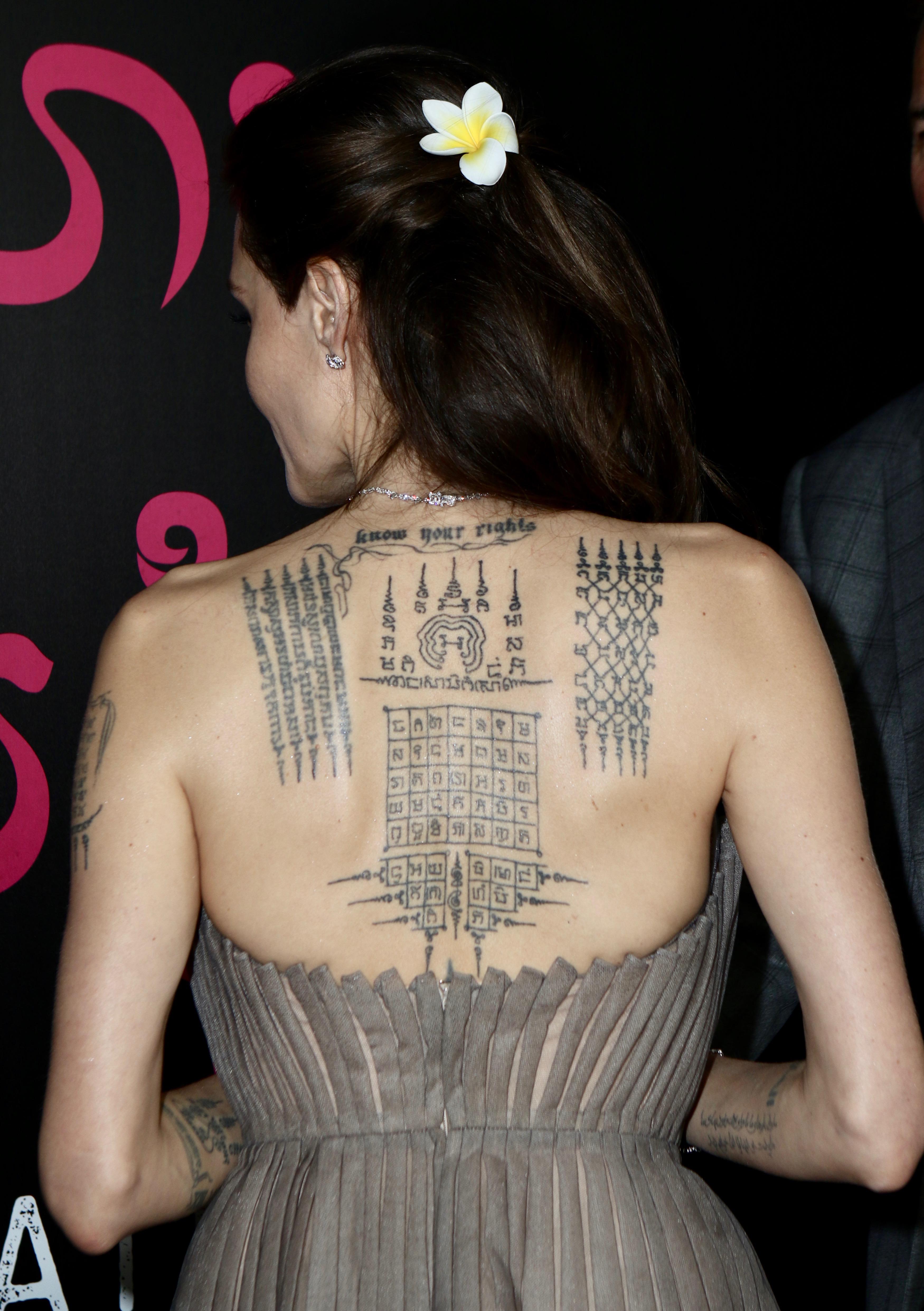 Татуировка Анджелины Джоли на спине