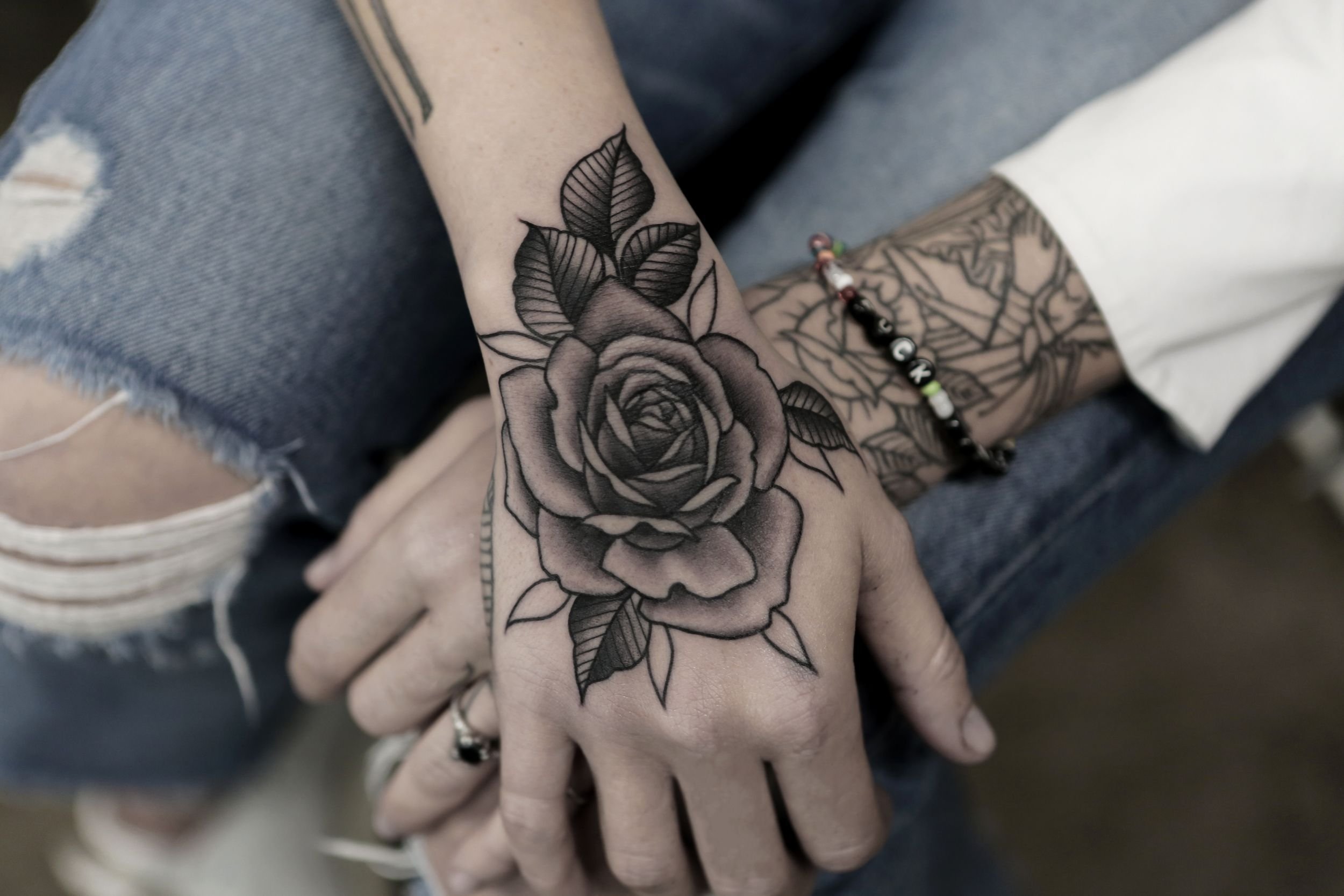 татуировка на тыльной стороне руки для девушек