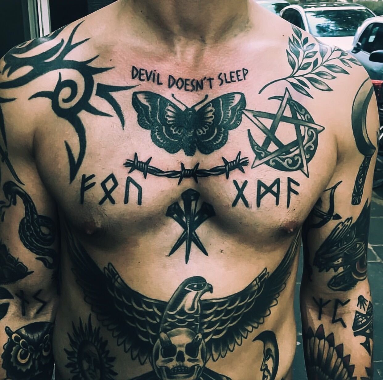 Татуировки мужские на грудине (108 фото) .