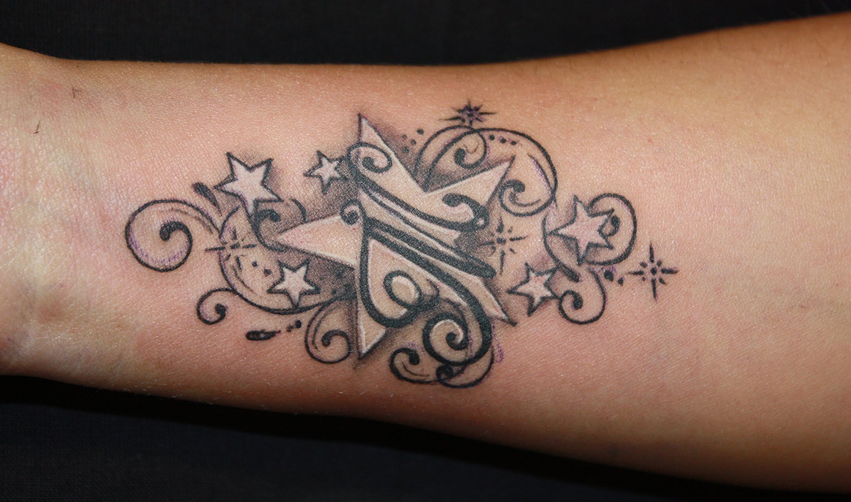 Татуировки с инициалами для девушек
