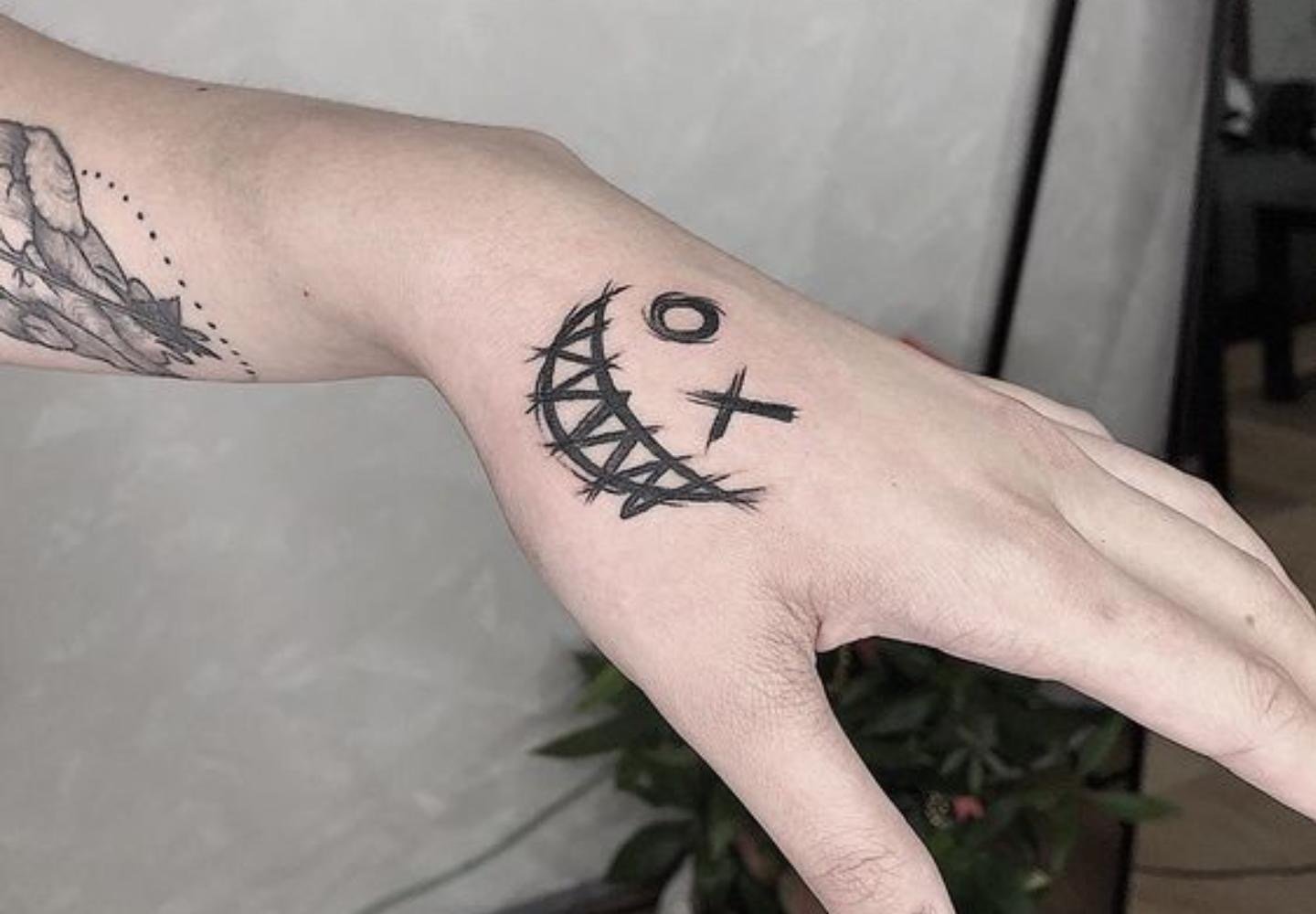 Маленькие татуировки на запястье для мужчин: 50 идей и их значение - tattopic.ru