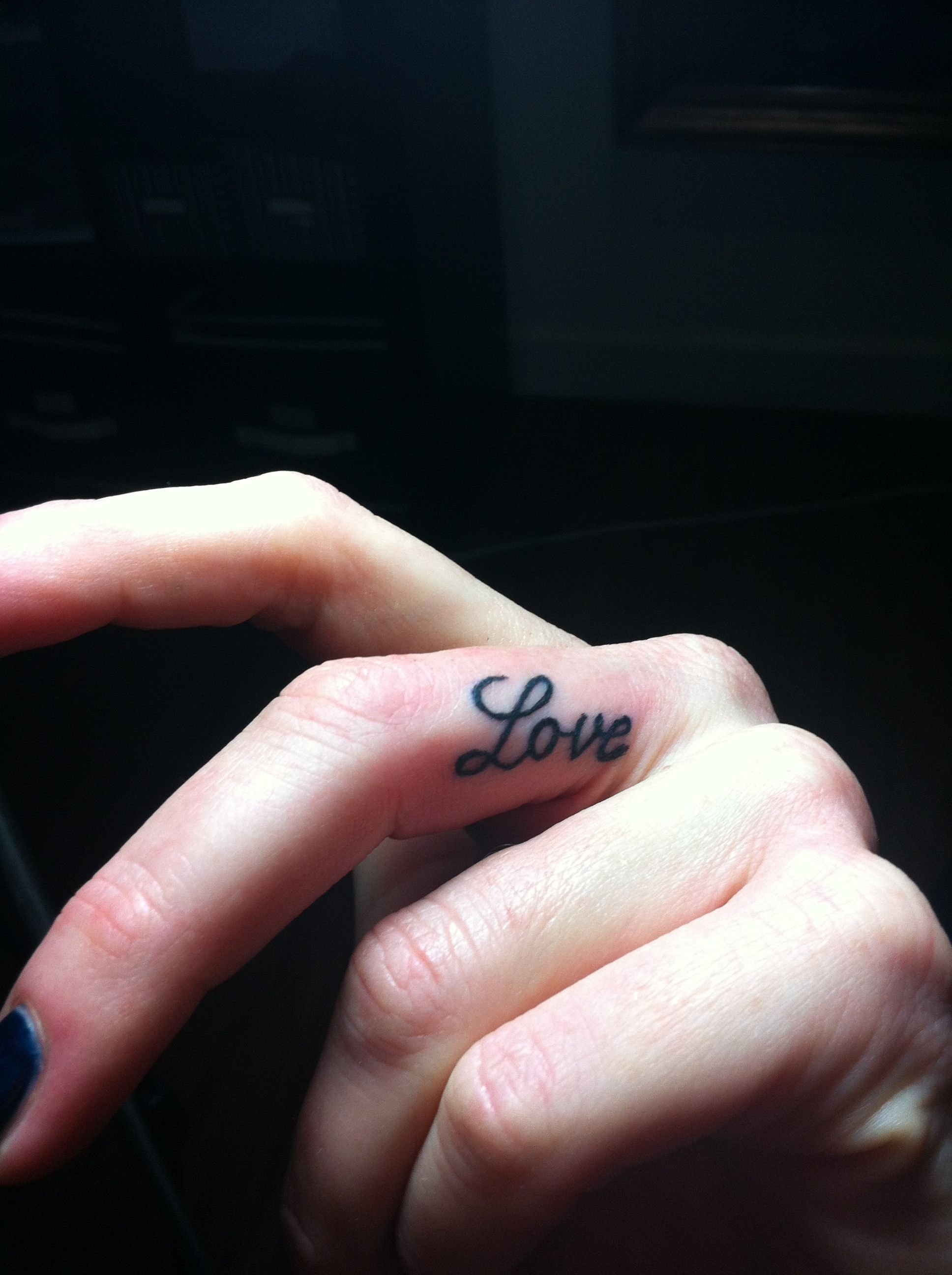 Татуировки на пальцах для девушек