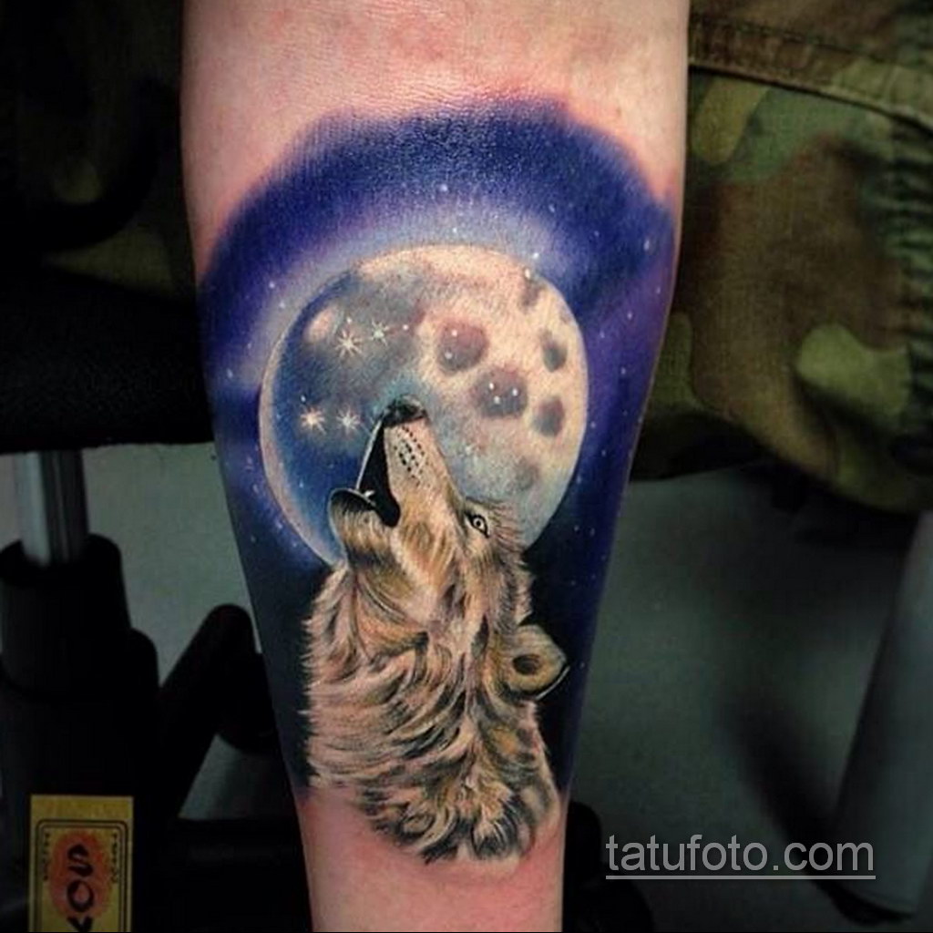 Волк и Луна цветные тату на руке
