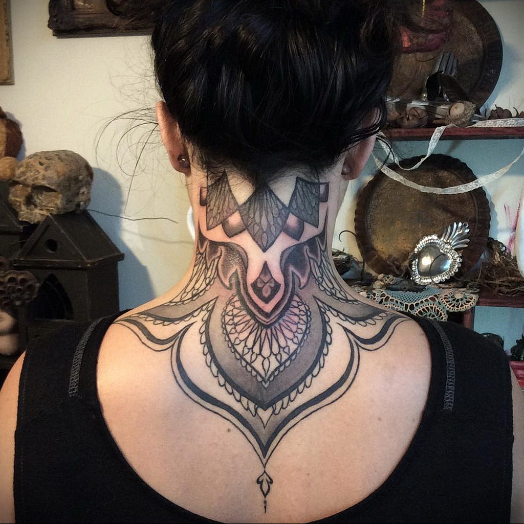 Татуировки на заднюю часть шеи женские