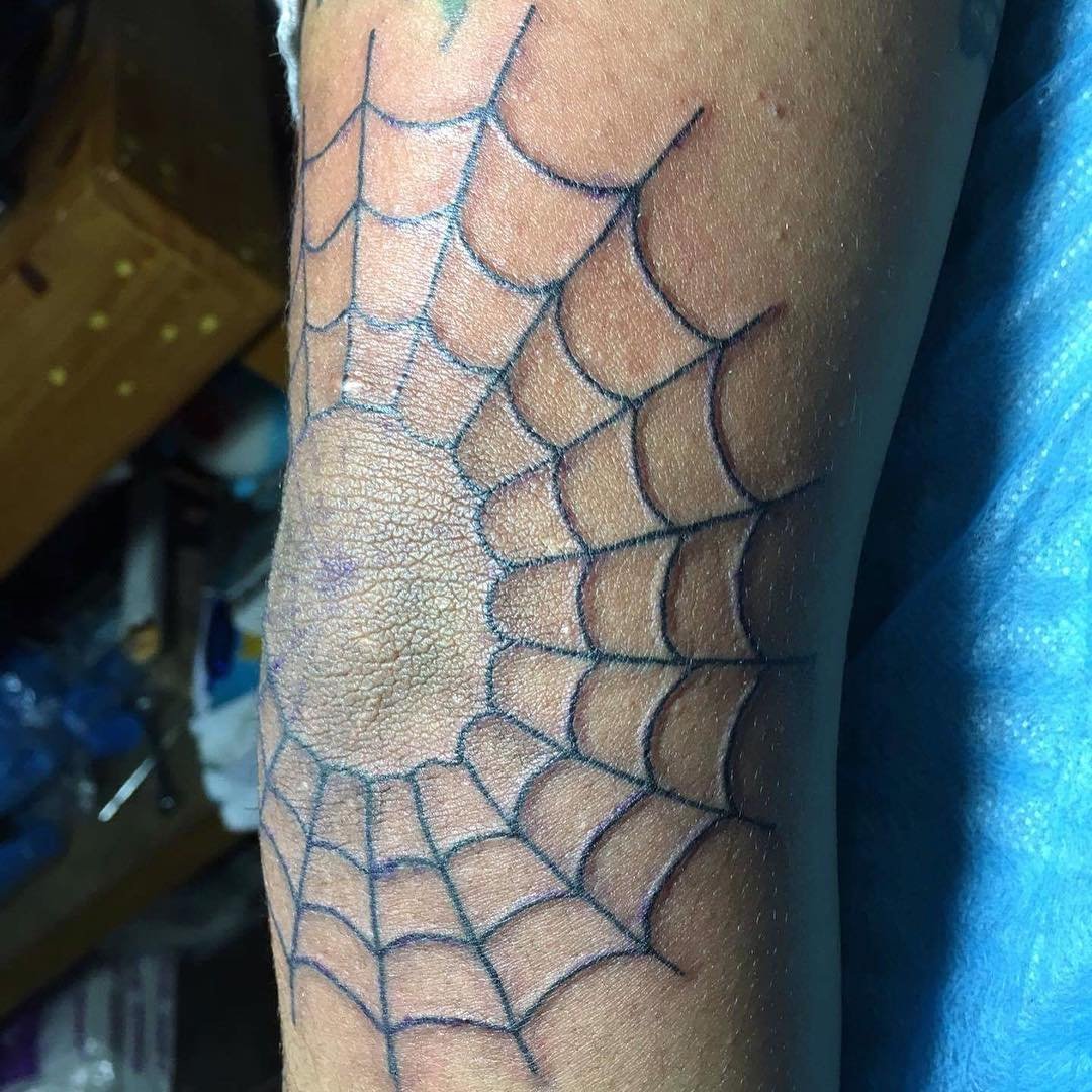 Татуировка паутина на руке