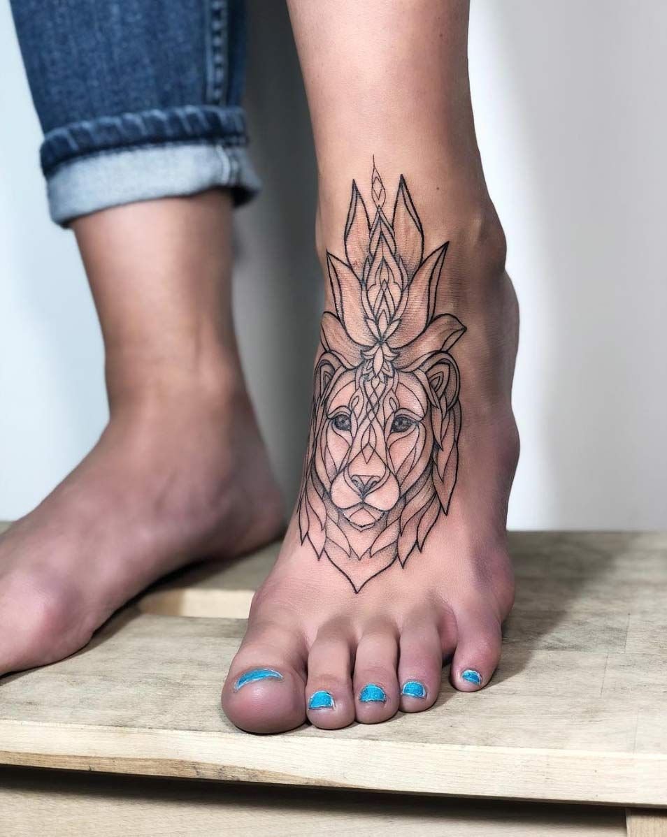 Татуировка на ступне для девушек