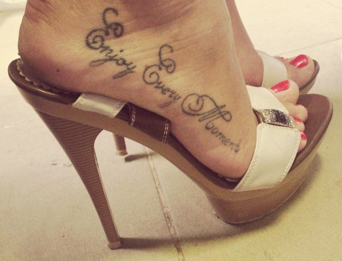 Татуировки для девушек на ноге надписи