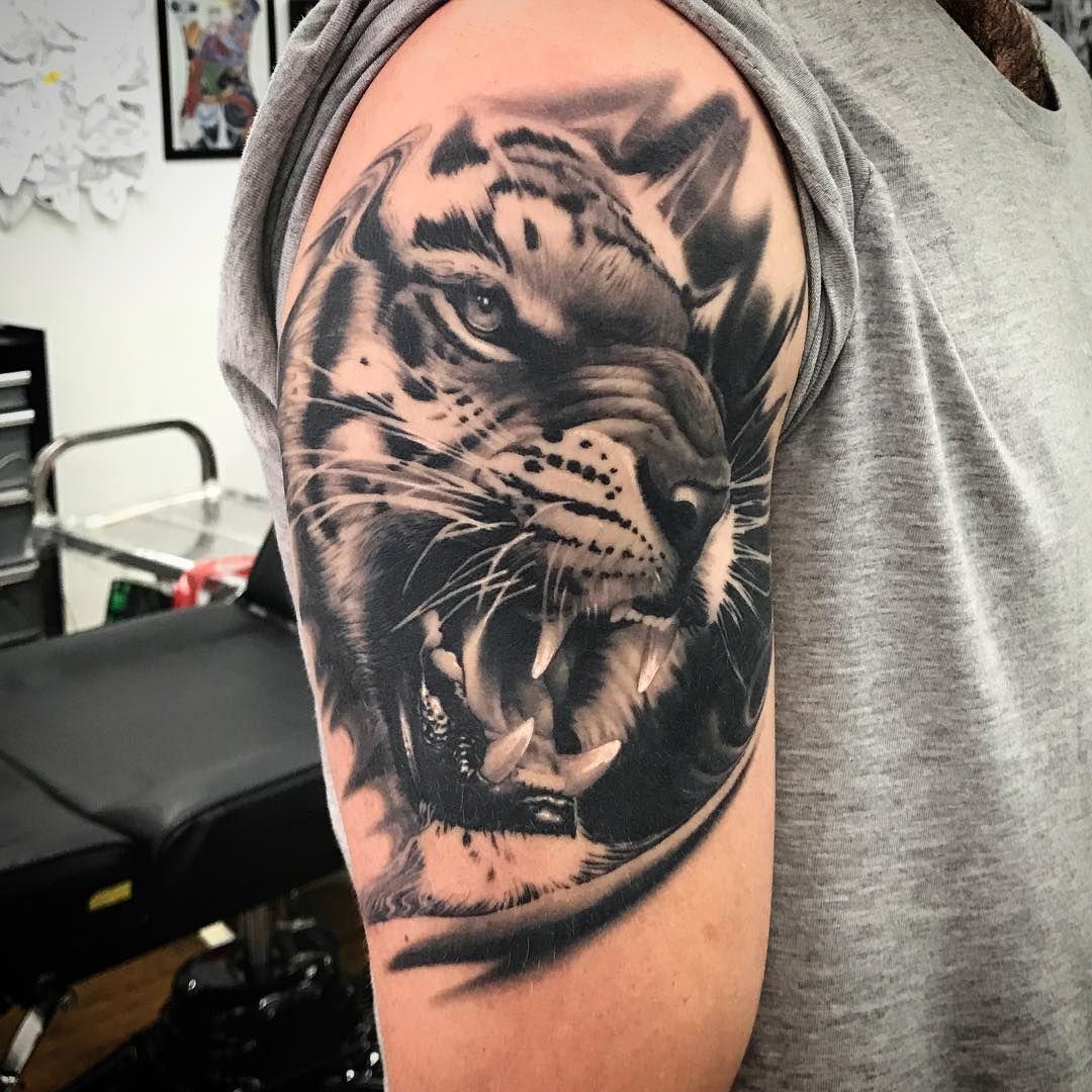 Татуировка оскал тигра на плече
