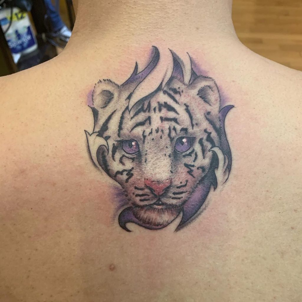 Тату тигра маленького на плече