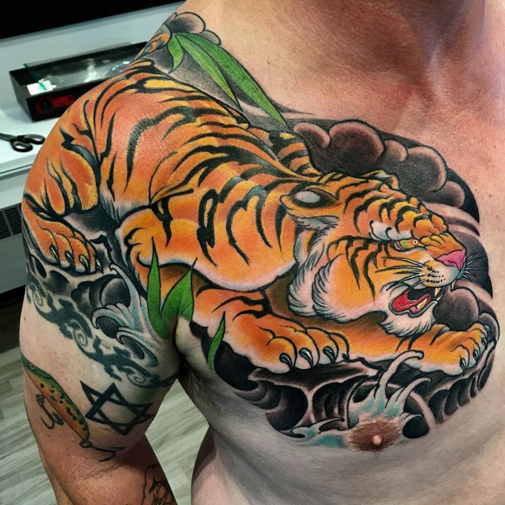 Тату дракон и тигр на плече