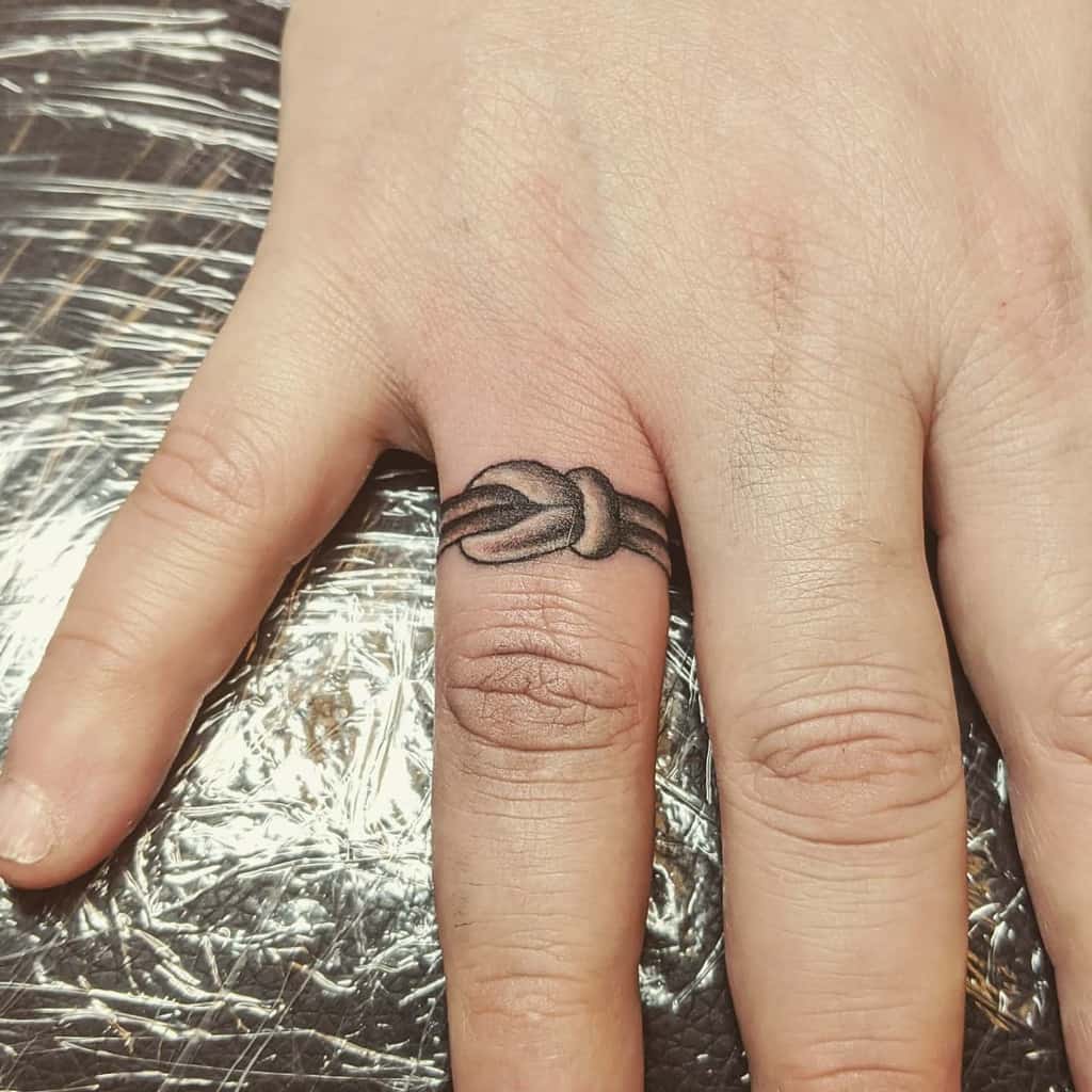 Татуировки перстни на пальцах