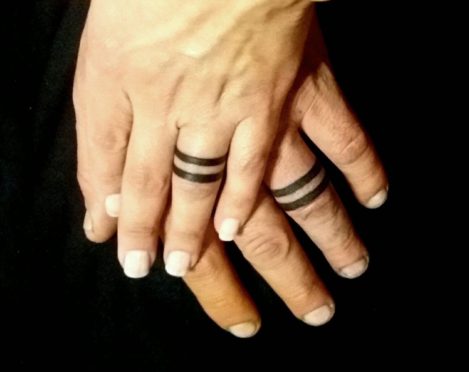 Тату обручальные кольца на пальцах парные классические