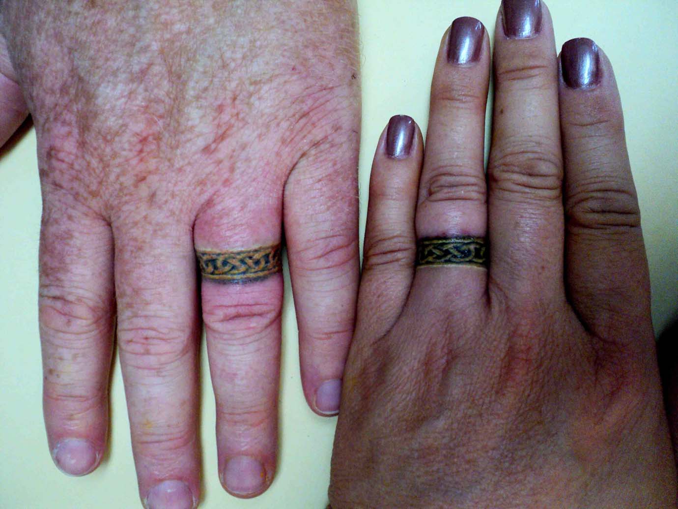 Желтая тату в виде кольца на пальце