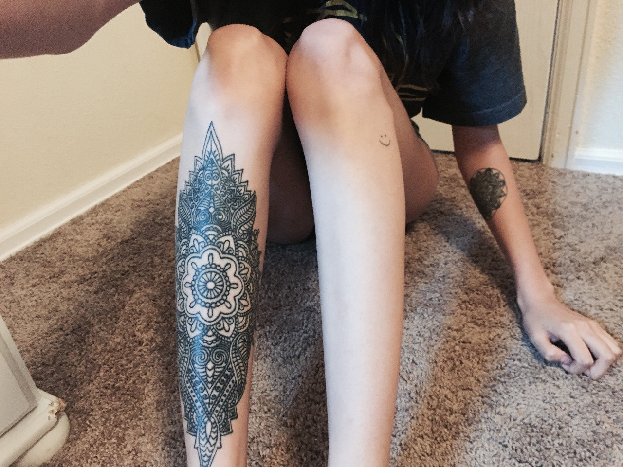Татуировки на икре для девушек
