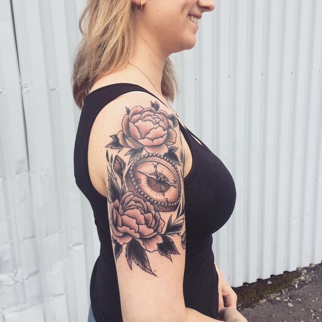 Татуировка на плече для девушек