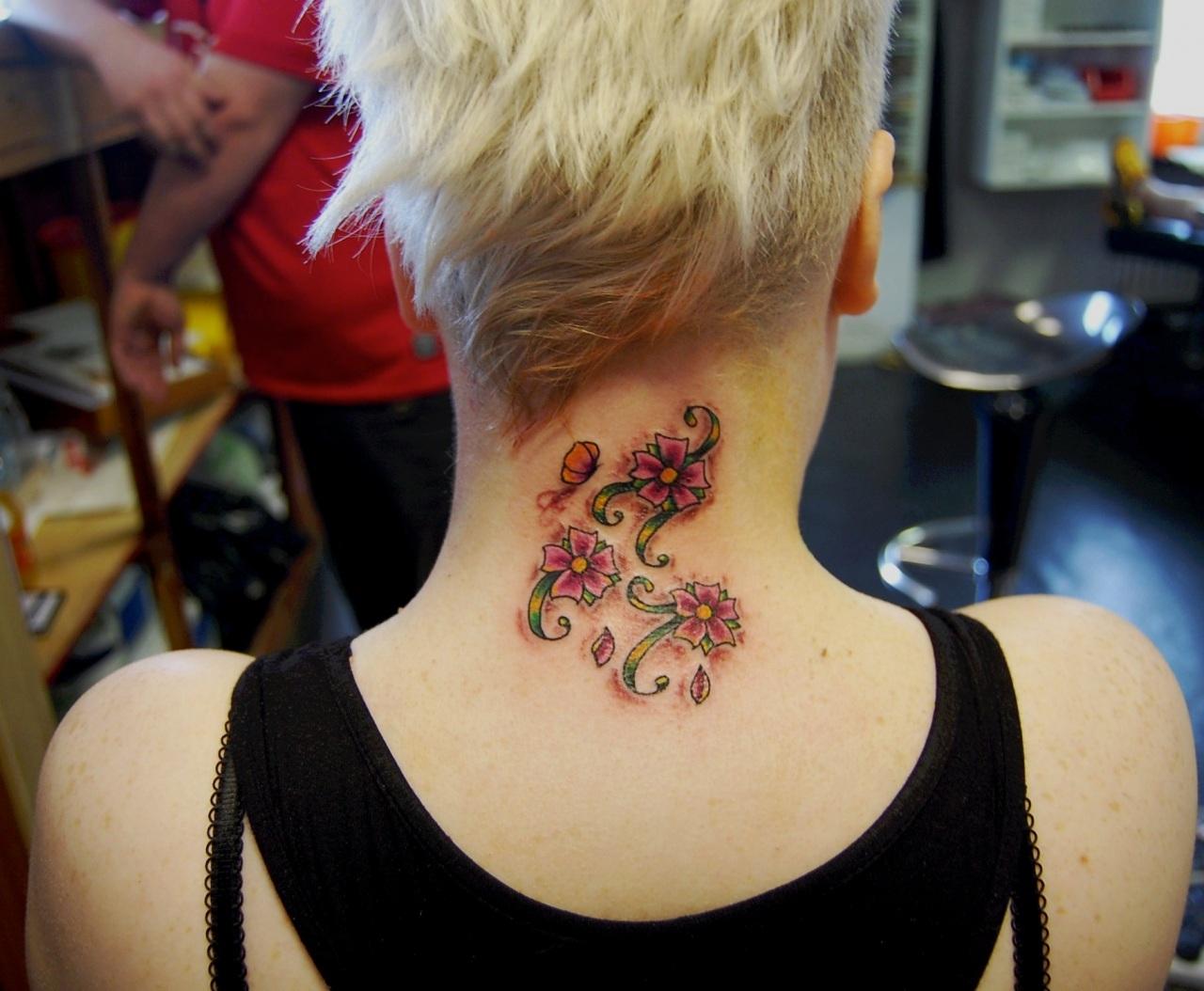 Красивые цветные тату на шею женские