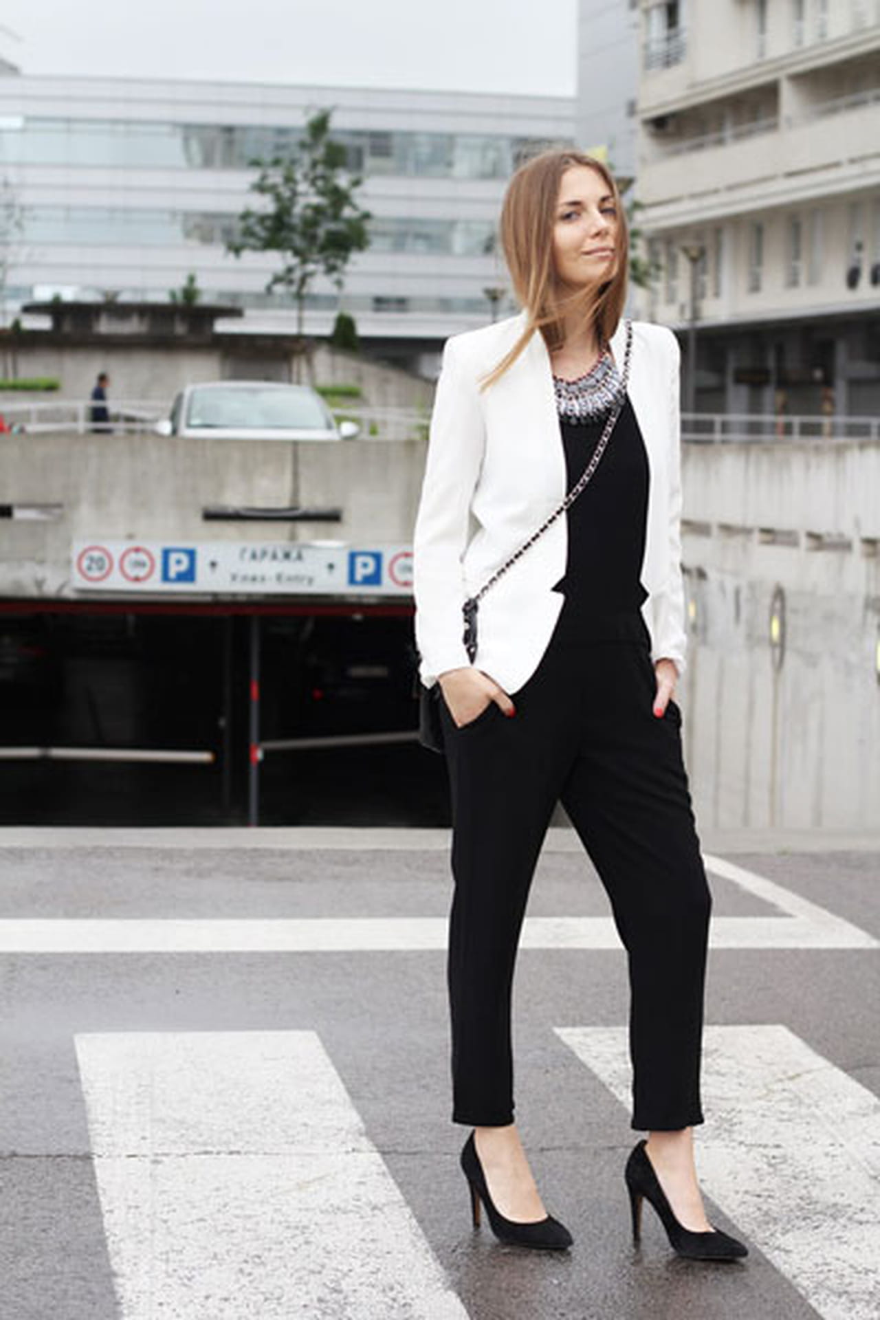 Белый пиджак с черными брюками женщине