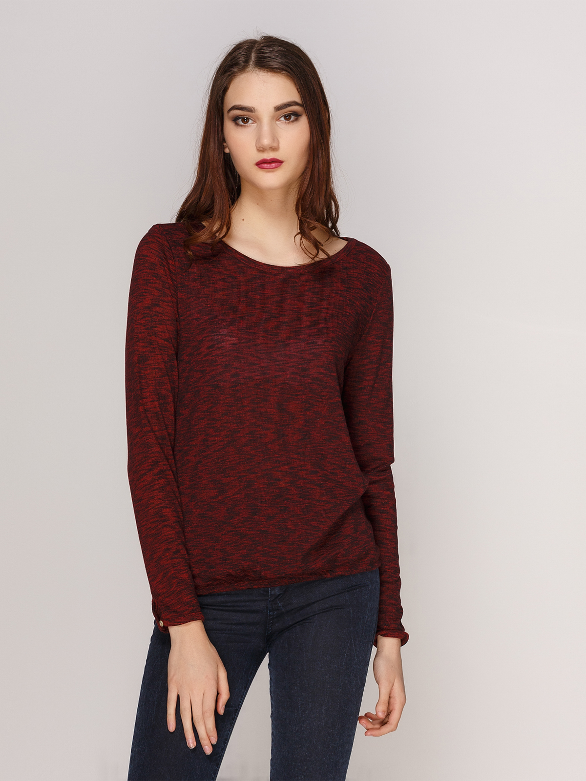 Бордовый свитер женский