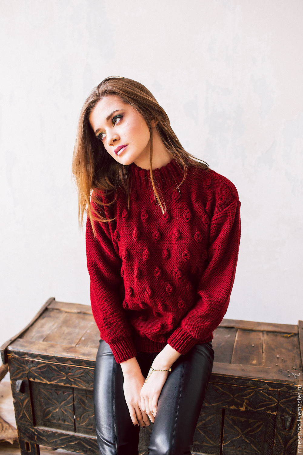 Бордовый свитер