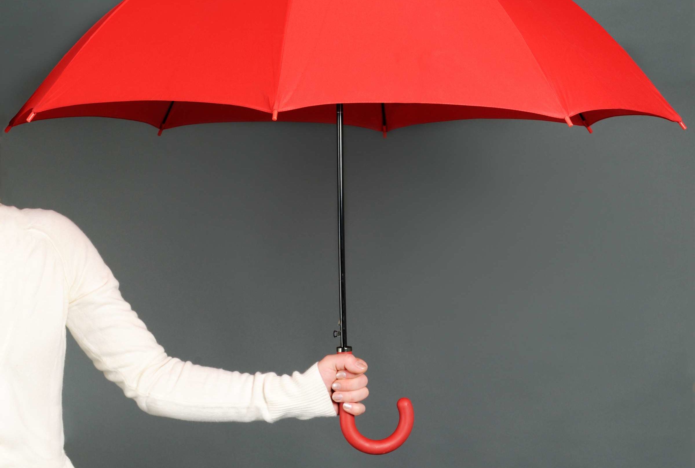 Девушка с красным зонтиком
