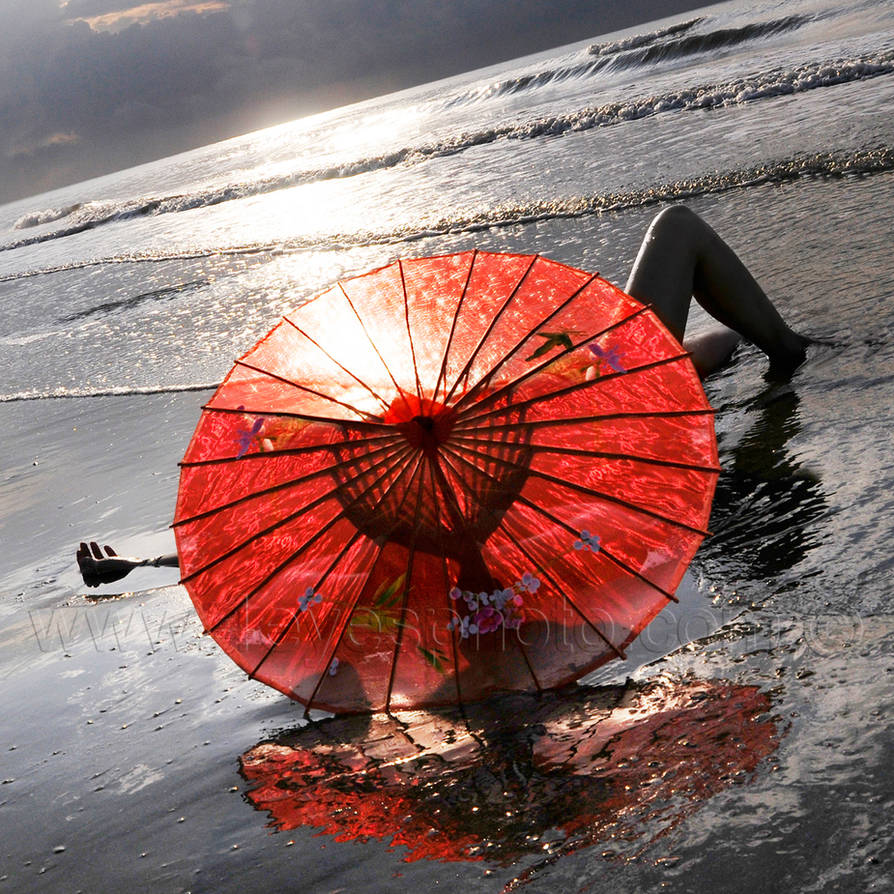 Девушка с красным зонтом у моря
